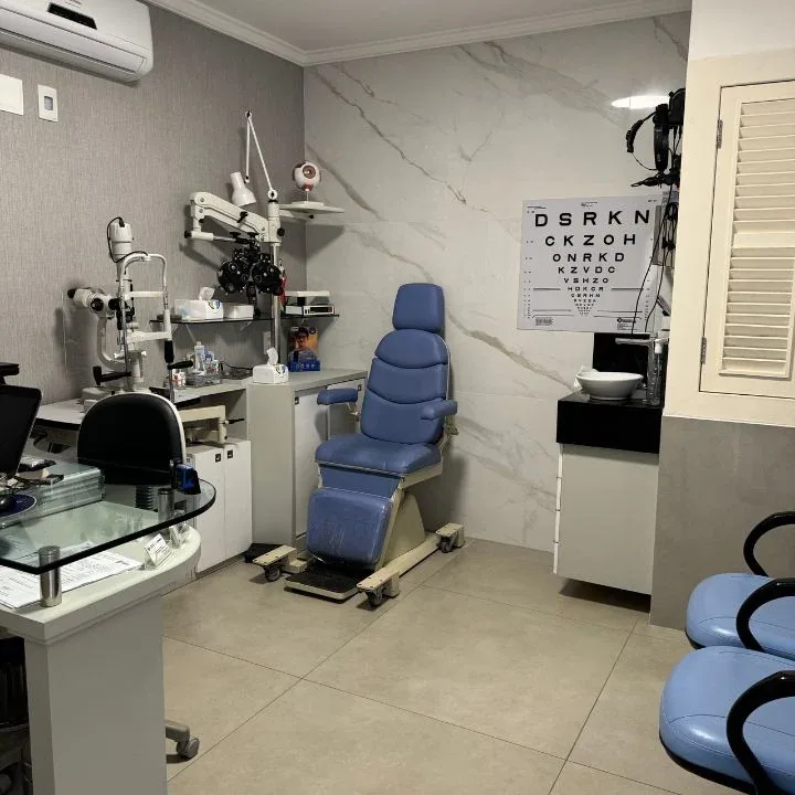 Consultório oftalmológico da CEDO, com lâmpada de fenda e tabela de acuidade visual